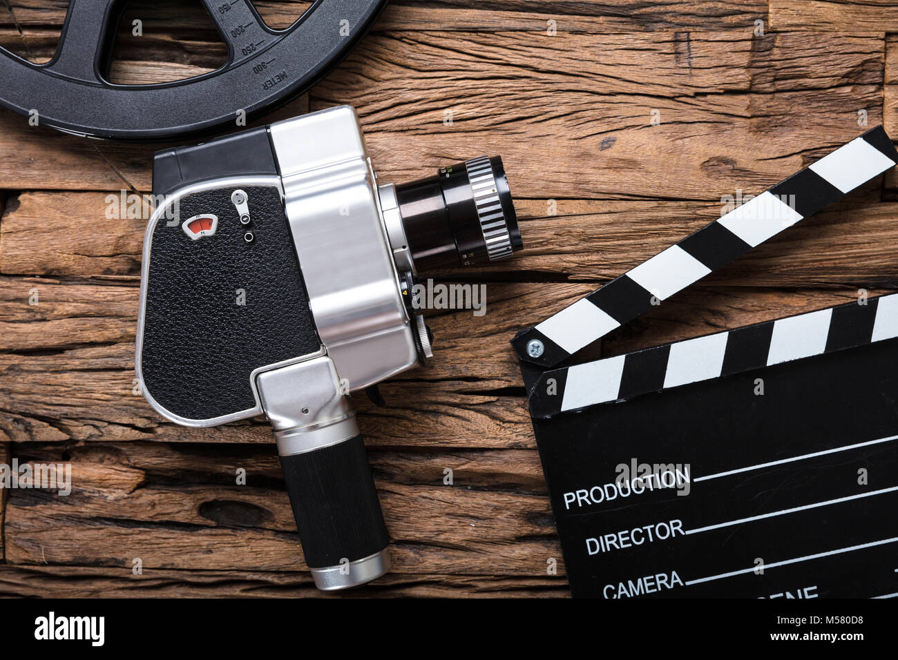 Primo piano della macchina fotografica del film con la bobina di pellicola e il battaglio board su legno Foto Stock