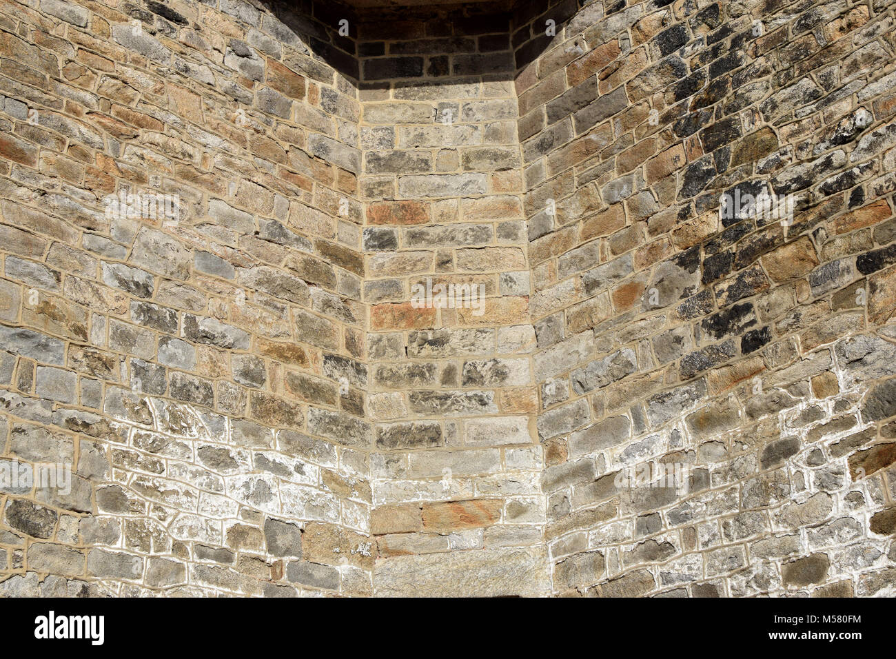 Antica e dimenticata parete di ciottoli con MOSS e sporcizia. Foto Stock