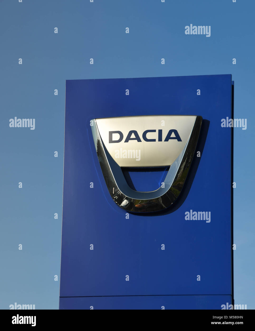 Dacia segno al di fuori di una concessionaria auto Foto Stock