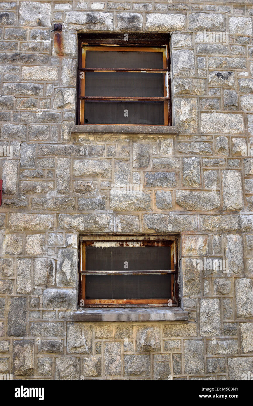 Antica e dimenticata parete di ciottoli con MOSS e sporcizia. Foto Stock