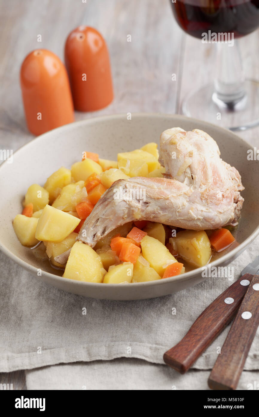 Arrosto di coscia di coniglio con patate e carote ans stufato di vino rosso Foto Stock