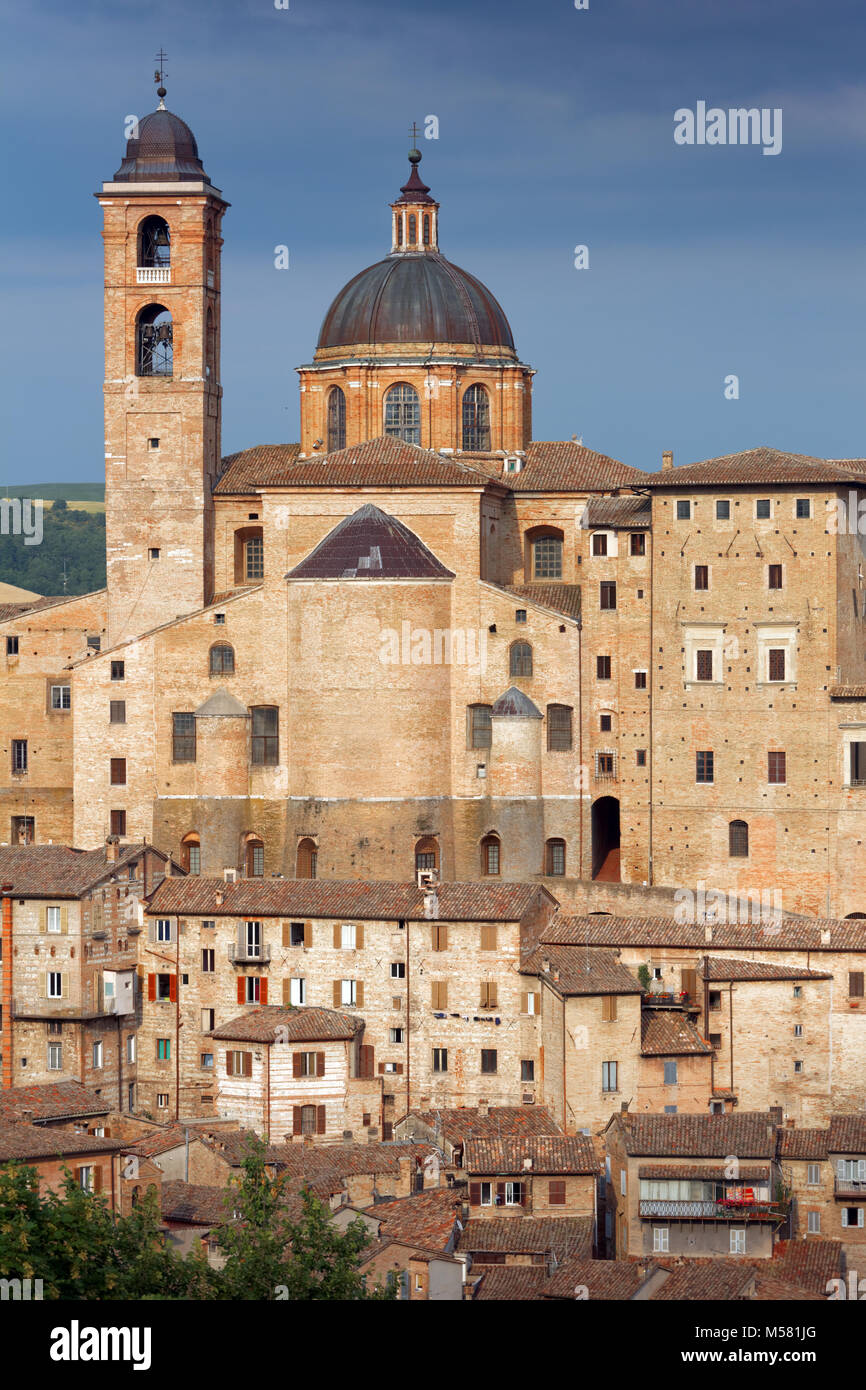 Vista del centro storico di Urbino, Italia. La parte storica della città è elencato come patrimonio mondiale UNESCO Foto Stock