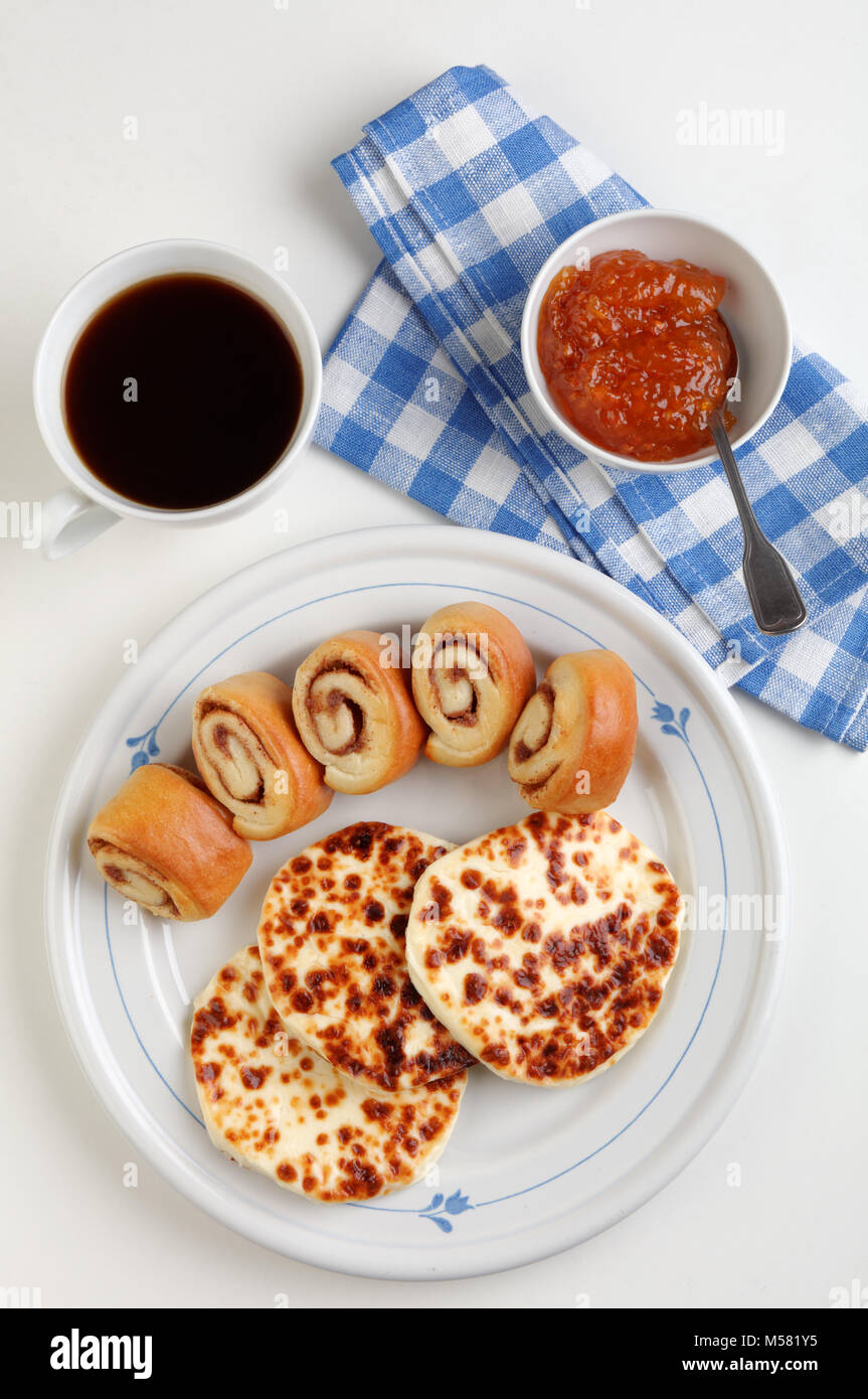 Il finlandese prima colazione con formaggio stridulo Leipajuusto, mini ciambelle alla cannella, cloudberry marmellata e caffè nero Foto Stock