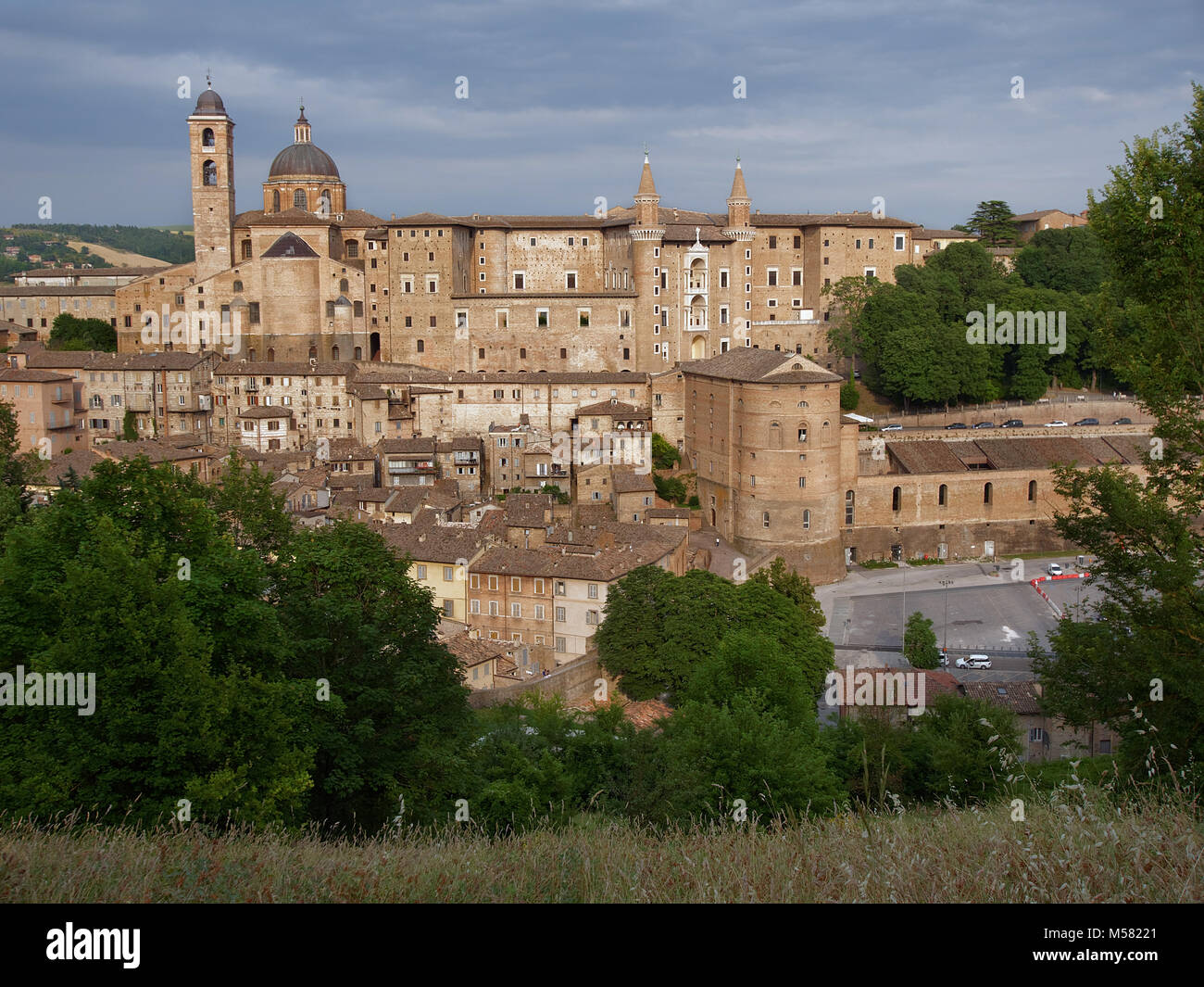 Vista del centro storico di Urbino, Italia. La parte storica della città è elencato come patrimonio mondiale UNESCO Foto Stock