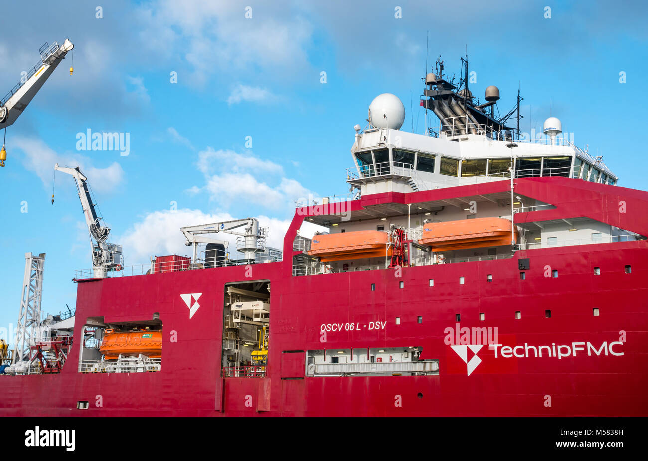 Technip nave ponte, gru e le imbarcazioni di salvataggio, profondo artico, immersioni e costruzione pesante nave di supporto, Leith Harbour, Edimburgo, Scozia, Regno Unito Foto Stock