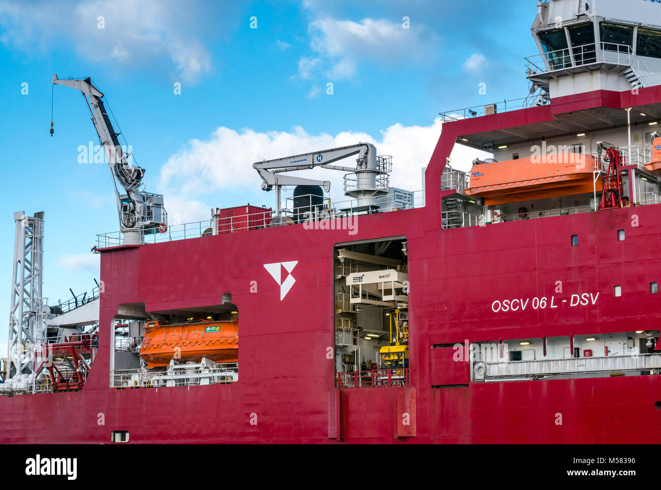Gru e le imbarcazioni di salvataggio, Technip nave, profondo artico, immersioni e costruzione pesante nave di supporto, Leith Harbour, Edimburgo, Scozia, Regno Unito Foto Stock