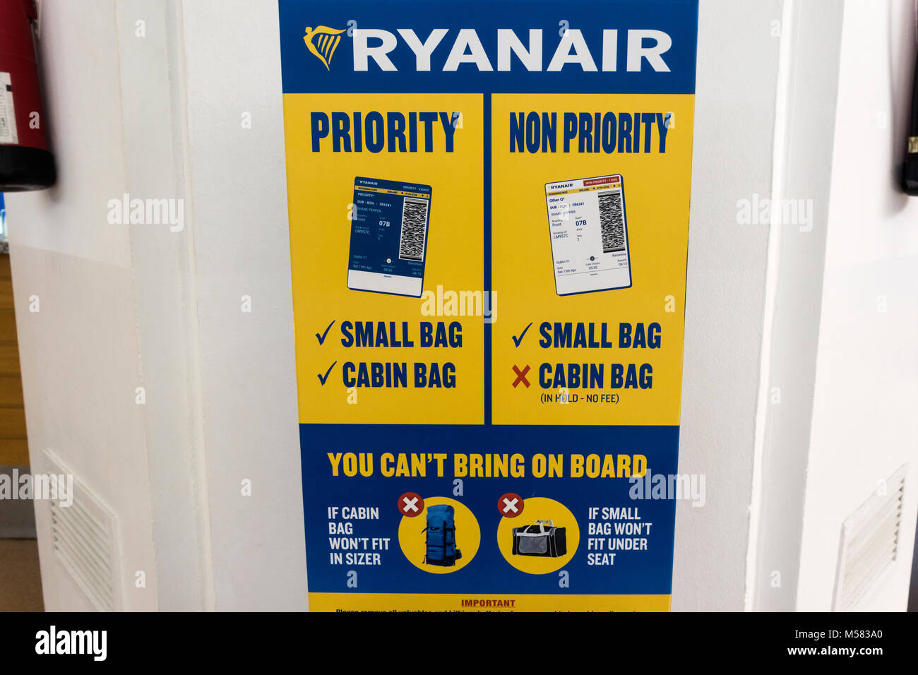 Ryanair nuova 2018 Bagaglio a mano regole, i bagagli a mano dimensioni checker. Bagaglio stand di misurazione. Carry-in sizer con Ryan Air Imbarco Prioritario indennità. Foto Stock