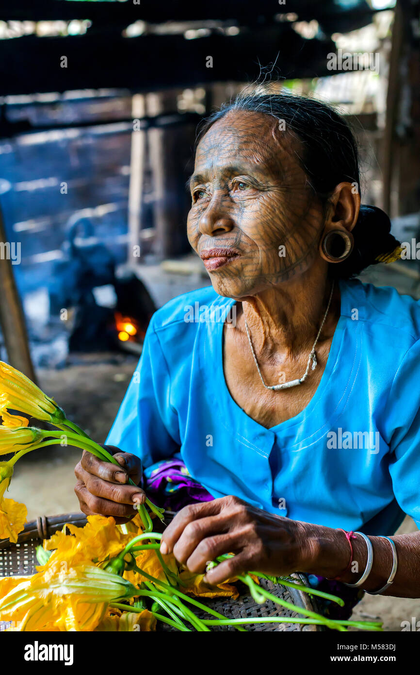 Un anziano tatuato mento donna, in un villaggio più a monte da Mrauk U città. Stato Chin Stato, Myanmar Foto Stock