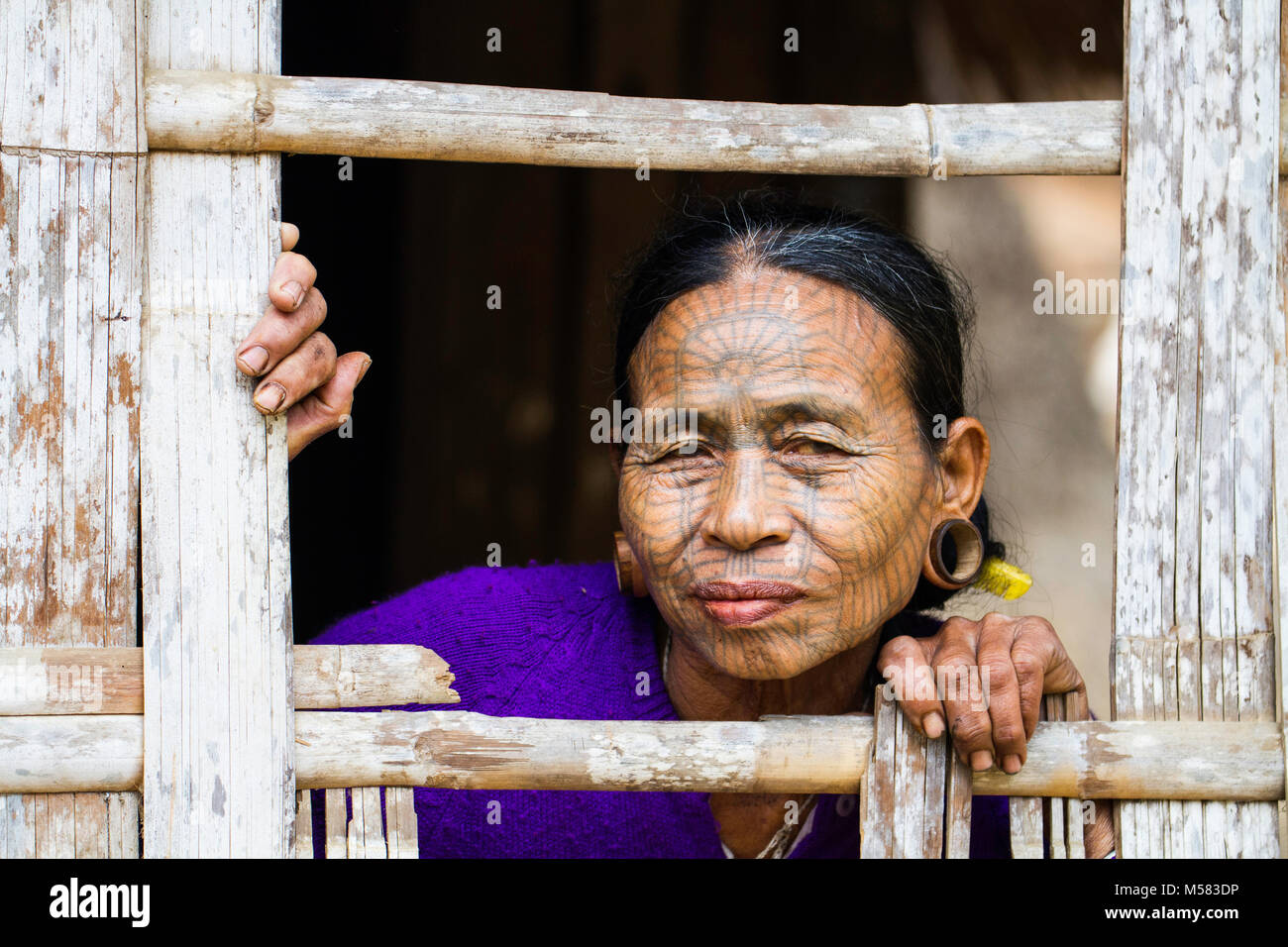Un anziano tatuato mento donna, in un villaggio più a monte da Mrauk U città. Stato Chin Stato, Myanmar Foto Stock