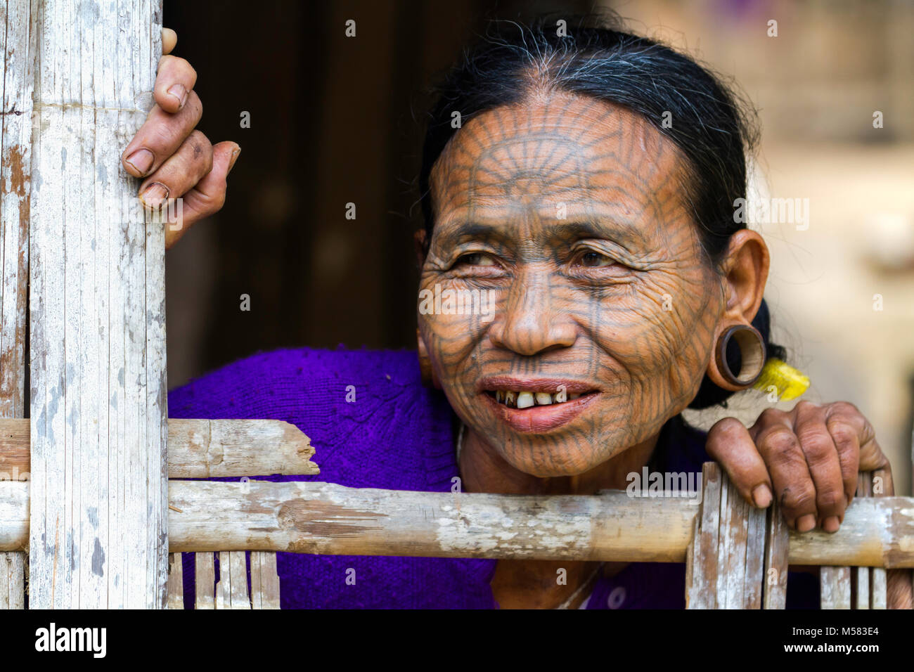 Un anziano tatuato mento donna, in un villaggio più a monte da Mrauk U città. Stato Chin Stato, Myanmar Foto Stock