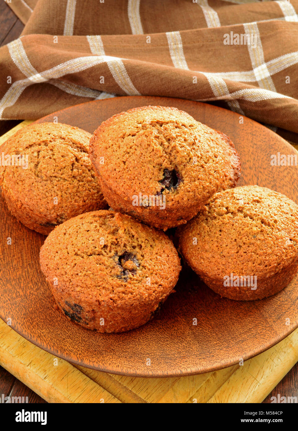 In casa mirtillo muffin di crusca in vintage bakeware e tiro in presenza di luce naturale. Foto Stock