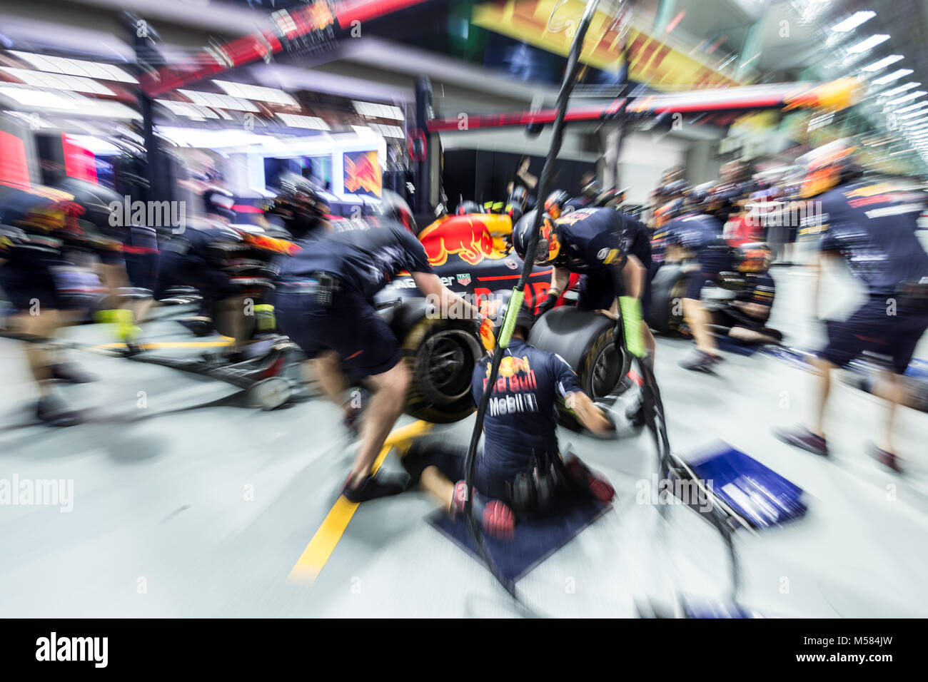 Formula Uno F1 Red Bull pit crew lavorando su garage durante il pit stop Foto Stock