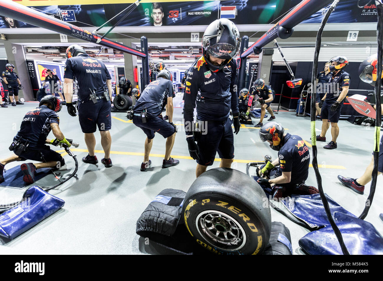 Formula Uno F1 Red Bull pit crew lavorando su garage durante il pit stop Foto Stock