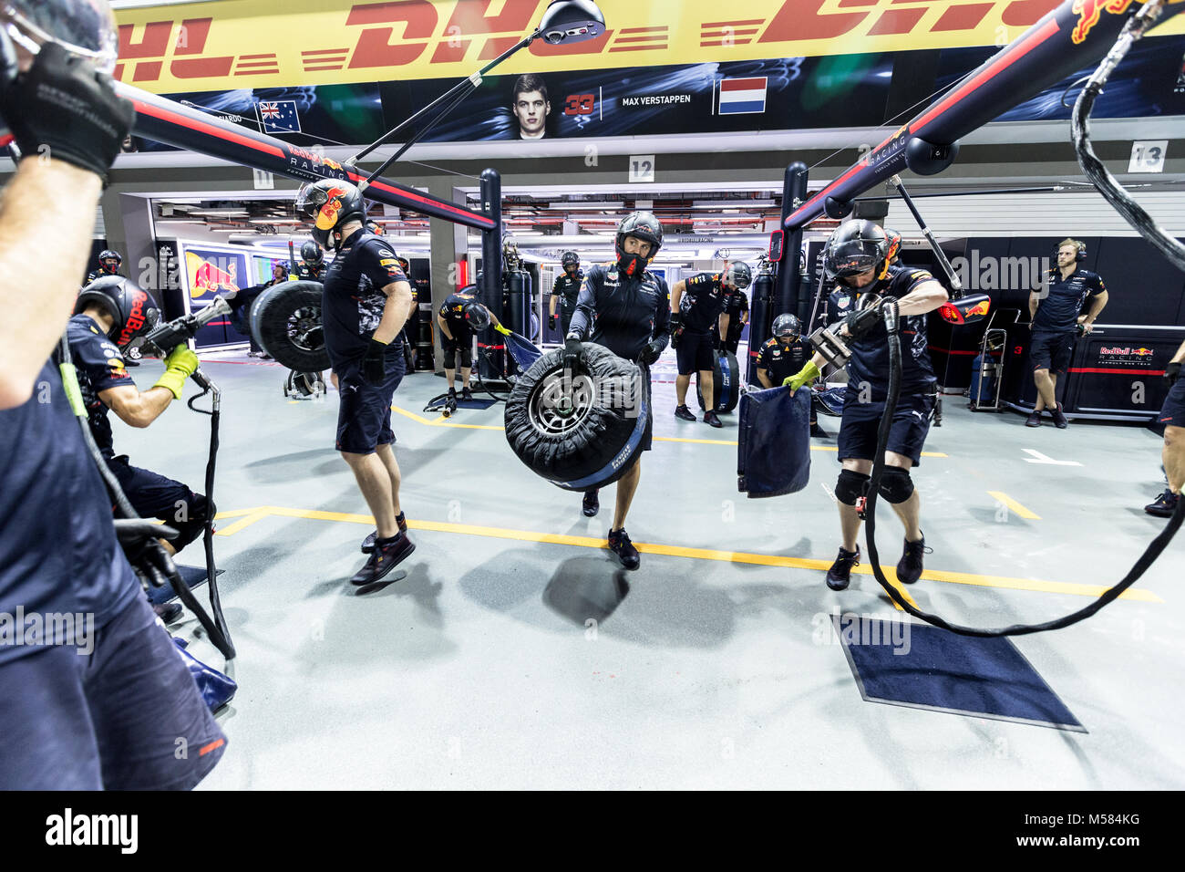 Formula Uno F1 Red Bull pit crew lavorando su garage durante il pit stop Foto Stock