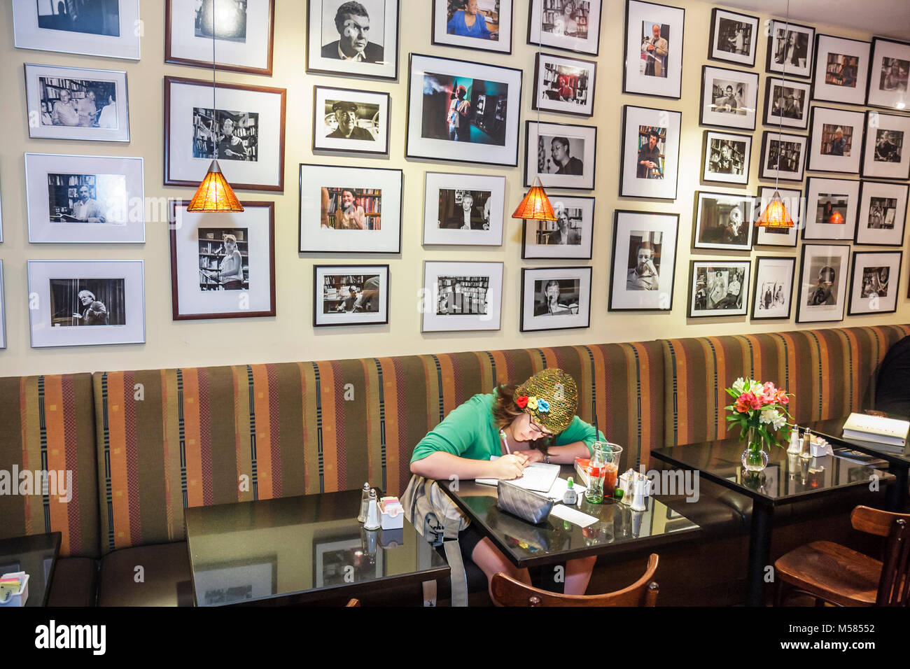Miami Florida,Coral Gables,Books & Books,cafe,donna femminile,Fotografie incorniciate,scrive,FL080205014 Foto Stock