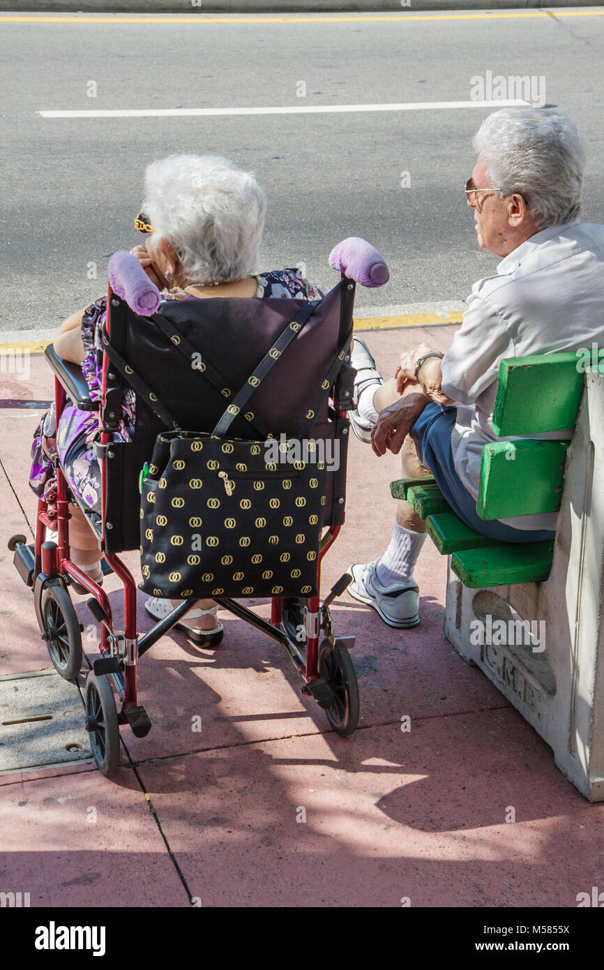 Miami Beach Florida,Washington Avenue,anziani cittadini anziani,anziani,uomini maschi,donne donne donne,coppia,sedia a rotelle,disabili Foto Stock