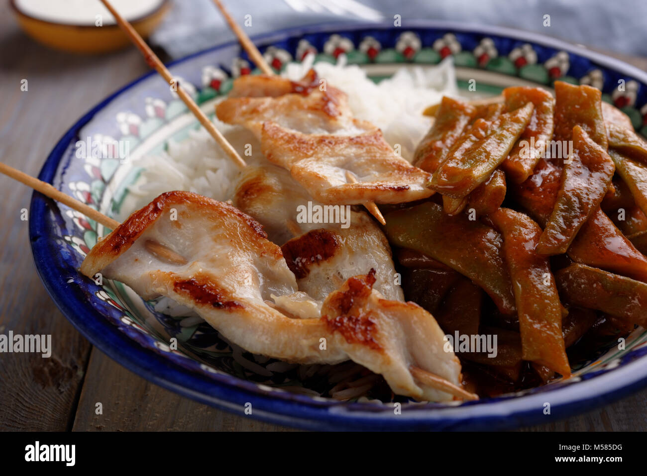 Pollo arrosto su bastoni con riso e verdure Foto Stock