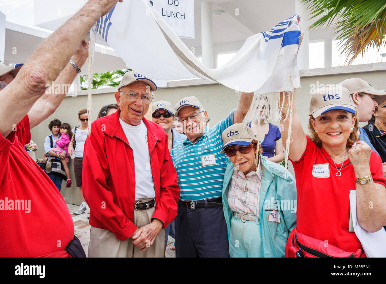 Miami Beach Florida, Temple Beth Sholom, sinagoga, ebraico, Mitzvah Weekend, volontari volontari volontari lavoratori del lavoro di volontariato, lavoro di squadra che lavorano insieme Foto Stock
