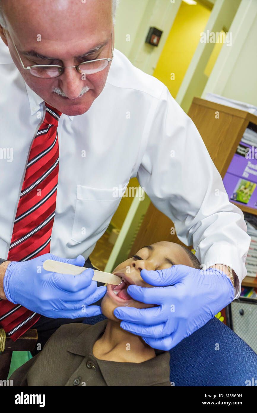 Miami Florida,Overtown,Frederick Douglass Elementary School,campus,Temple Beth Sholom Mitzvah Weekend,servizio comunitario,Ebraico,volontari co Foto Stock