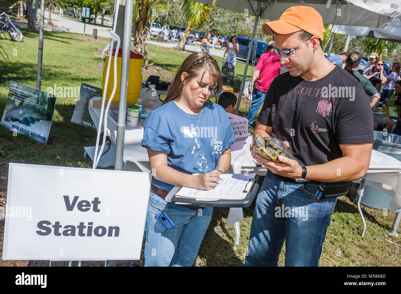 Miami Florida,Metrozoo,giorno di amnistia degli animali domestici non nativi,animali esotici indesiderati,Commissione di conservazione del pesce e della fauna selvatica,veterinario,donna donna donne,uomo m Foto Stock
