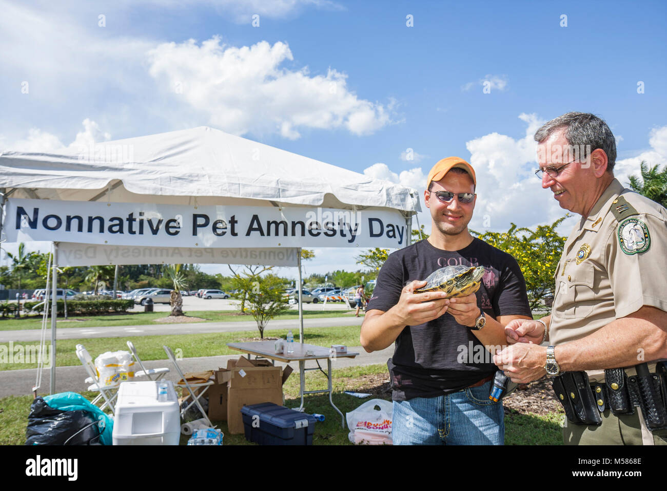 Miami Florida,Metrozoo,giorno di amnistia degli animali domestici non nativi,animali esotici indesiderati,Commissione per la conservazione di pesci e animali selvatici,ufficiale uniforme dell'applicazione della legge,TEN Foto Stock