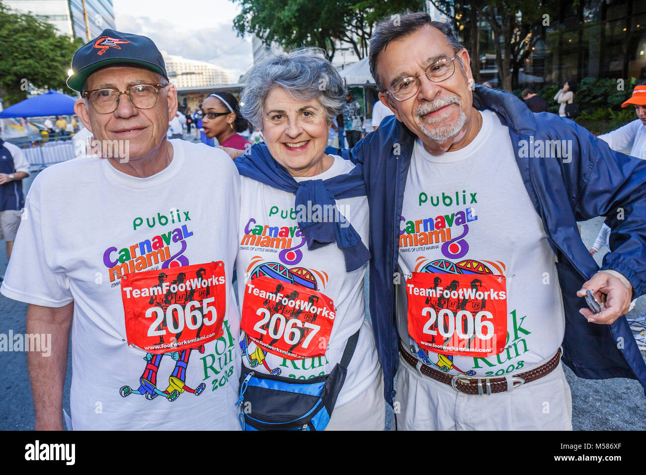 Miami Florida,Brickell District,Carnaval 8K Run,preparazione,comunità anziani cittadini,uomo uomini maschio,donna donne,numero,attivo,FL Foto Stock