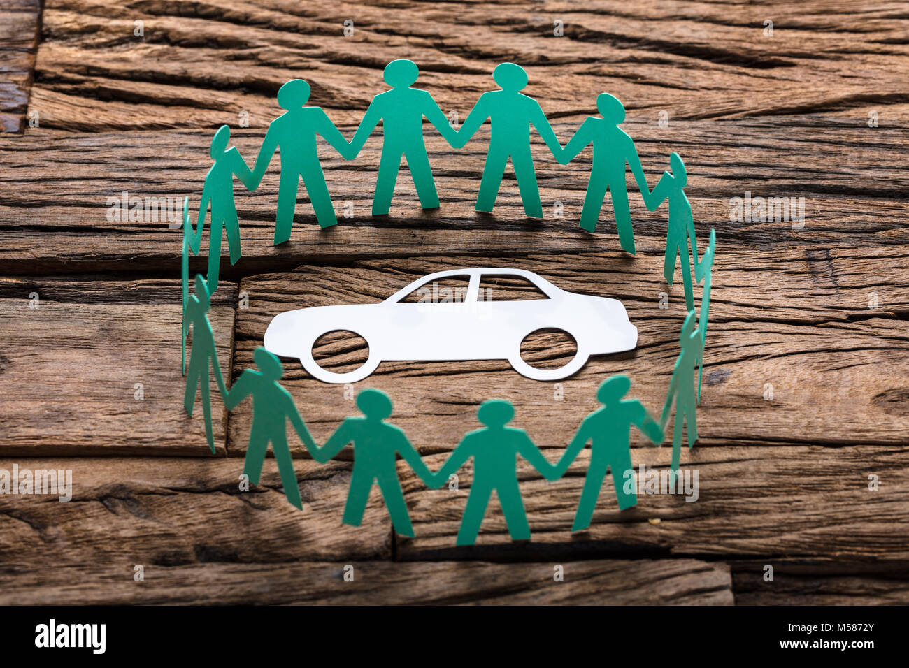 Elevato angolo di visione del Libro verde che circonda il team auto su un tavolo di legno Foto Stock