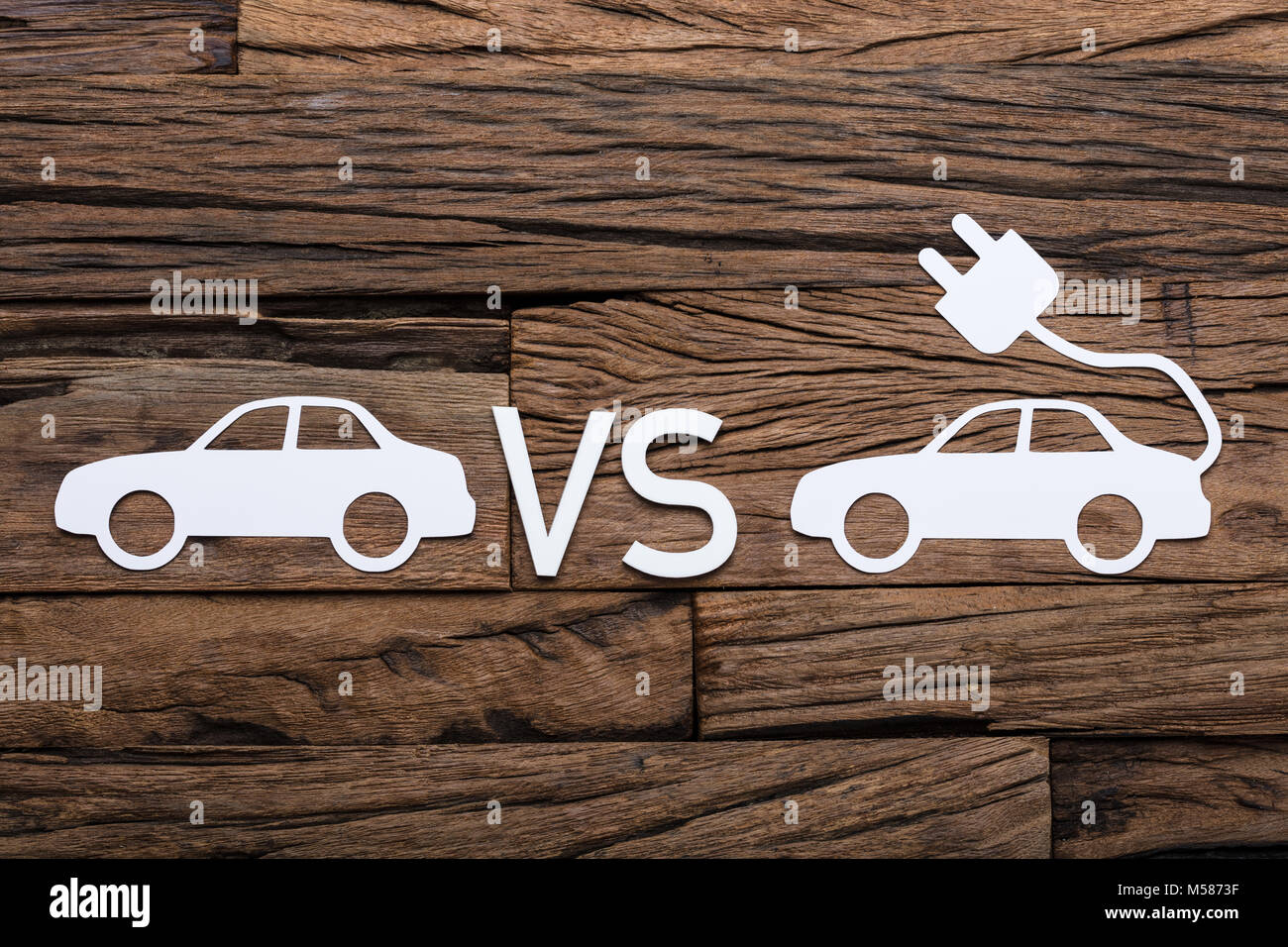 Direttamente sopra il colpo di auto e carta elettrico con le vetture o segno sul tavolo di legno Foto Stock