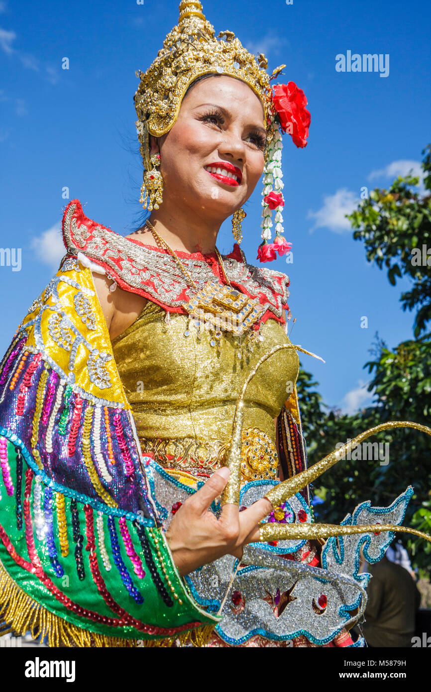 Miami Florida,Homestead,Redlands,Fruit & Spice Park,Asian Culture Festival,festival fair,Manorah Thai Dancer,Thailandia,arte popolare,corona dorata,ricamo Foto Stock