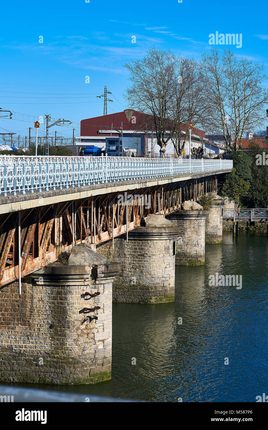 Hendaye, Francia - 28 gennaio 2018. Stazione ponte sopra il fiume Bidasoa sulla Spagna e Francia border, collegamento Avenue Iparralde di Irun e Avenue d Foto Stock