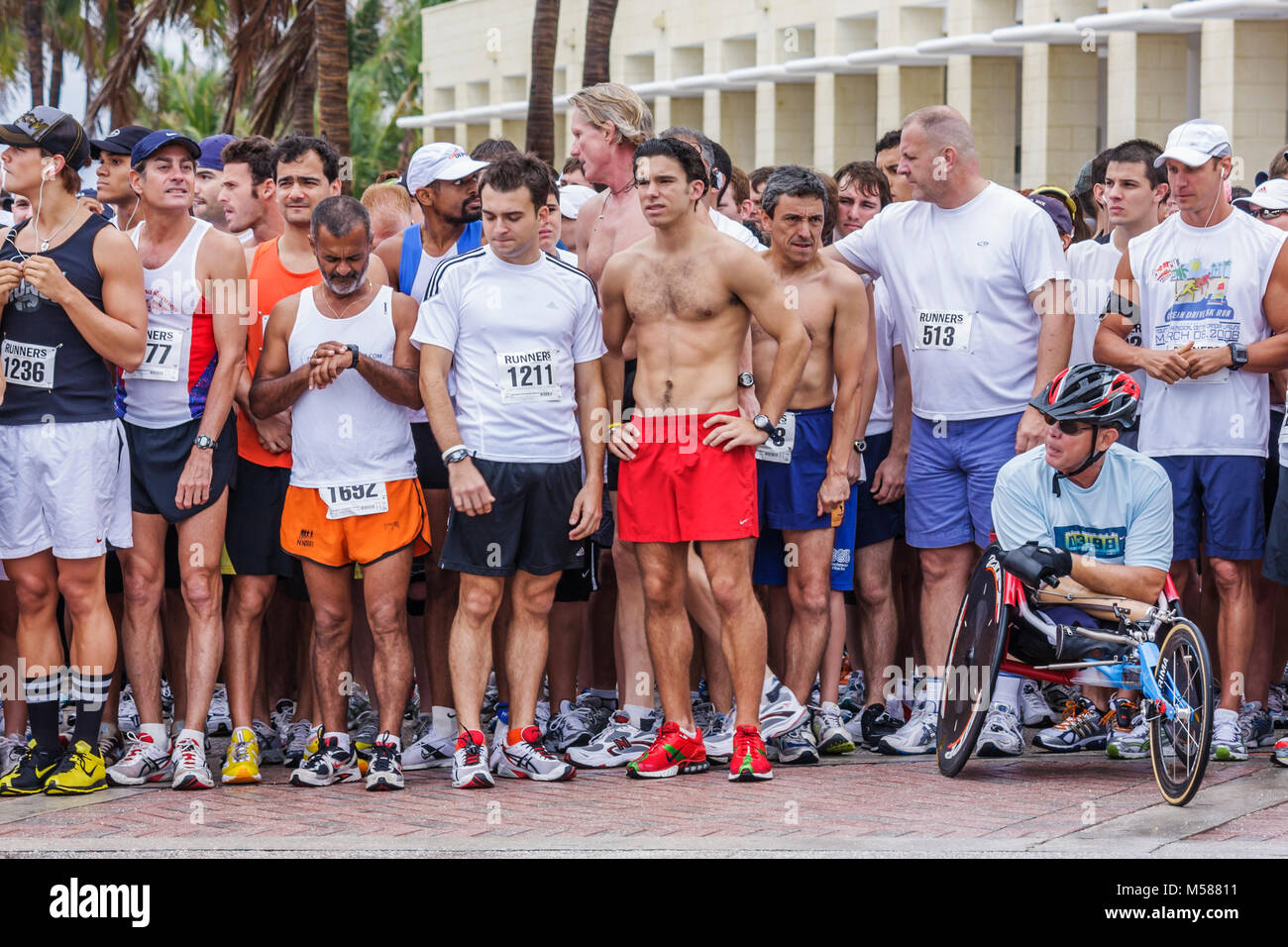 Miami Beach Florida,Ocean Drive,5K Run,community beneficity,competizione,gara,sport,fitness,resistenza,linea di partenza,attesa,anticipazione,uomini,adulti,atleti, Foto Stock