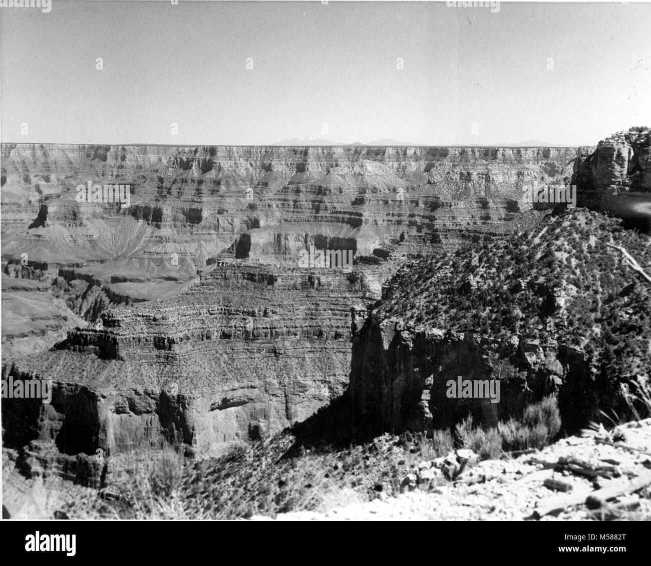 Grand Canyon storico. Guardando a sud-est dal punto HAVASUPAI, San Francisco Peaks in distanza. . CIRCA 1952. Foto Stock