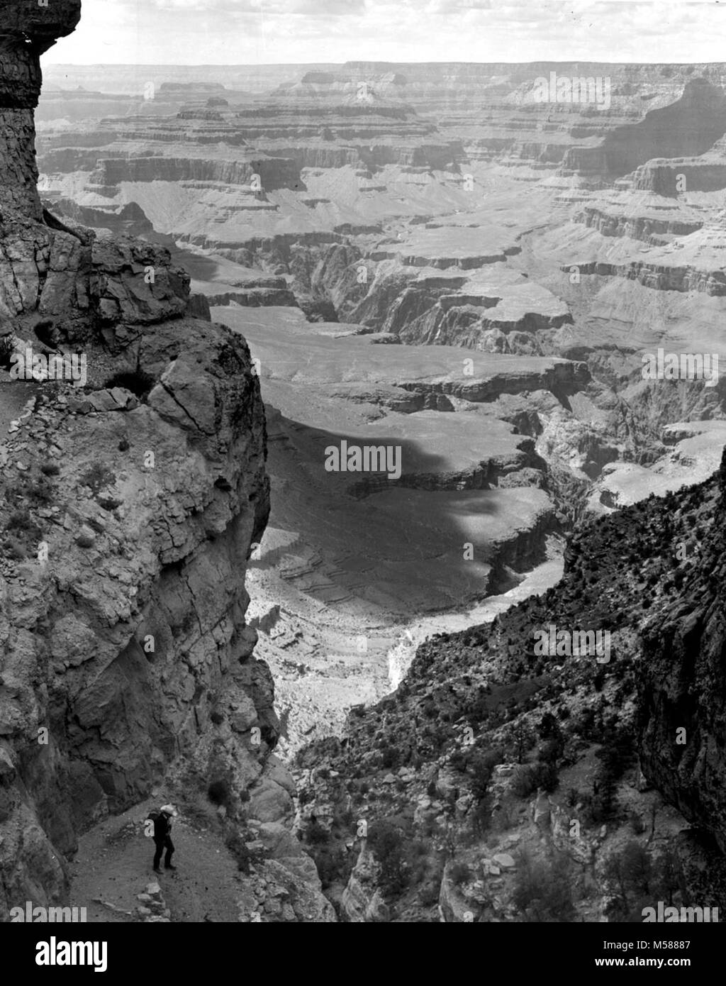 Grand Canyon storico sentiero di Kaibab escursionista al camino. Visualizza in basso S KAIBAB TRAIL - VISTA IN CAMINO CON escursionista di seguito. Al di là del canyon. 11 GIU 1963 , WILLIAMS. Foto Stock