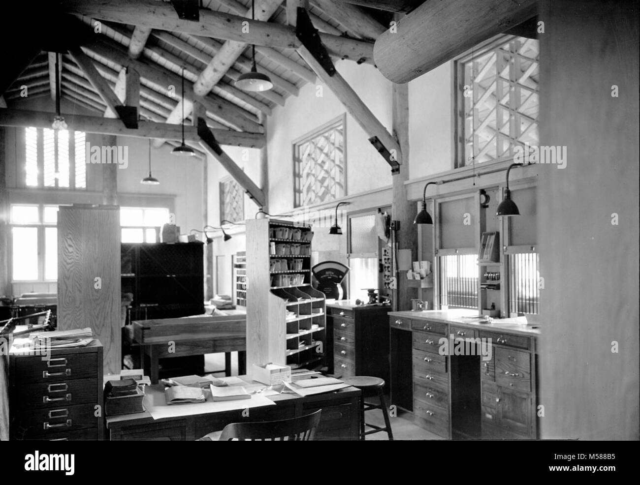 Grand Canyon Nuovo Post Office 1. Interno di DEL WEBB POST OFFICE. Scrivania e area su altro lato di cliente di Windows. (Edificio n. 166) 22 AGO 1935. Server dei criteri di rete Foto Stock