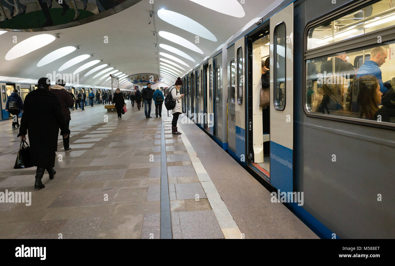 Ottobre 16, 2017 Mosca, Russia i passeggeri in attesa di un treno della metropolitana di Mosca stazioni. Foto Stock
