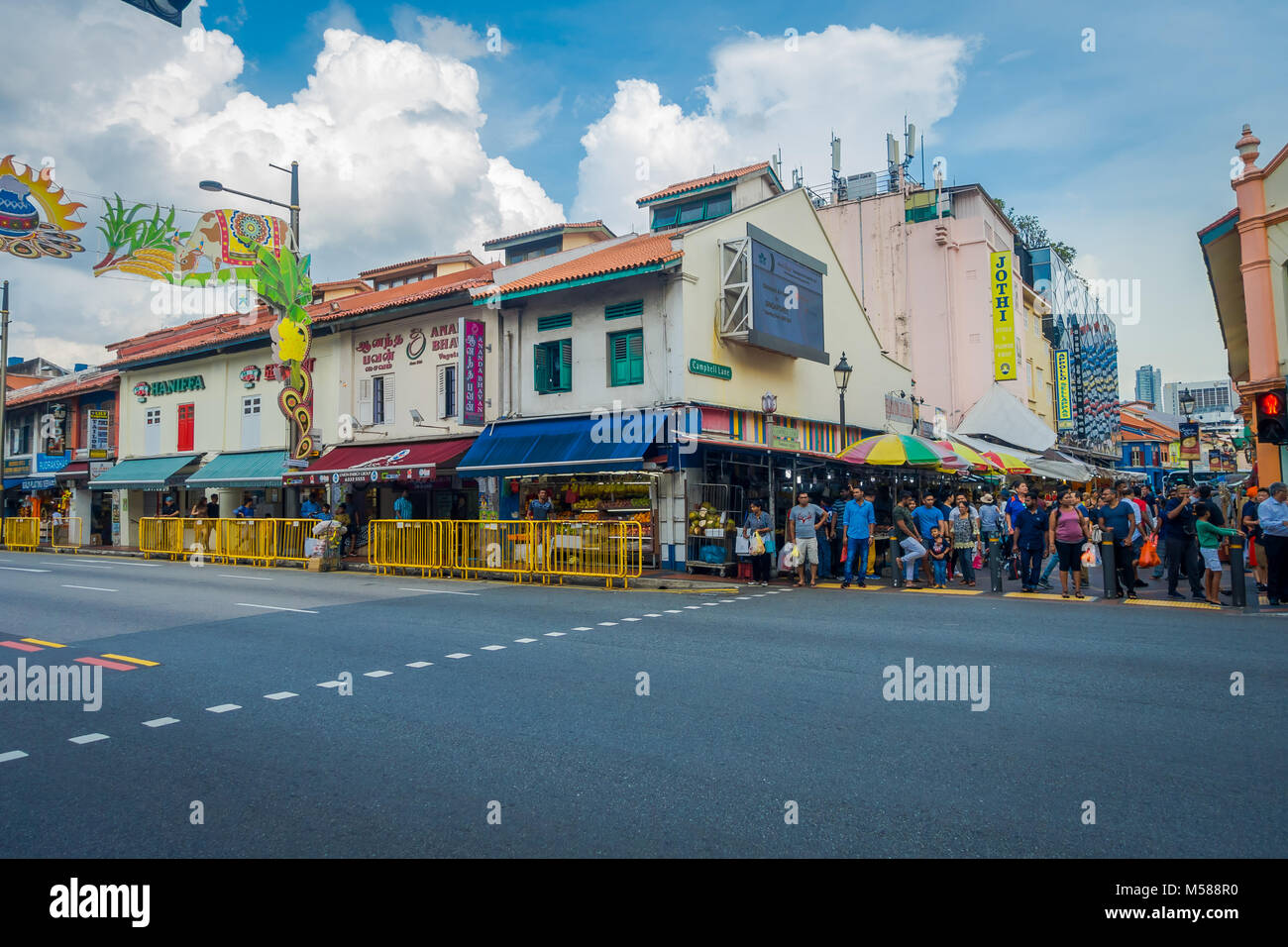 SINGAPORE, Singapore - 01 febbraio 2018: Little India del distretto di Singapore con alcune persone che camminano per le strade. È il quartiere di Singapore e comunemente noto come Tekka nella locale comunità Tamil Foto Stock