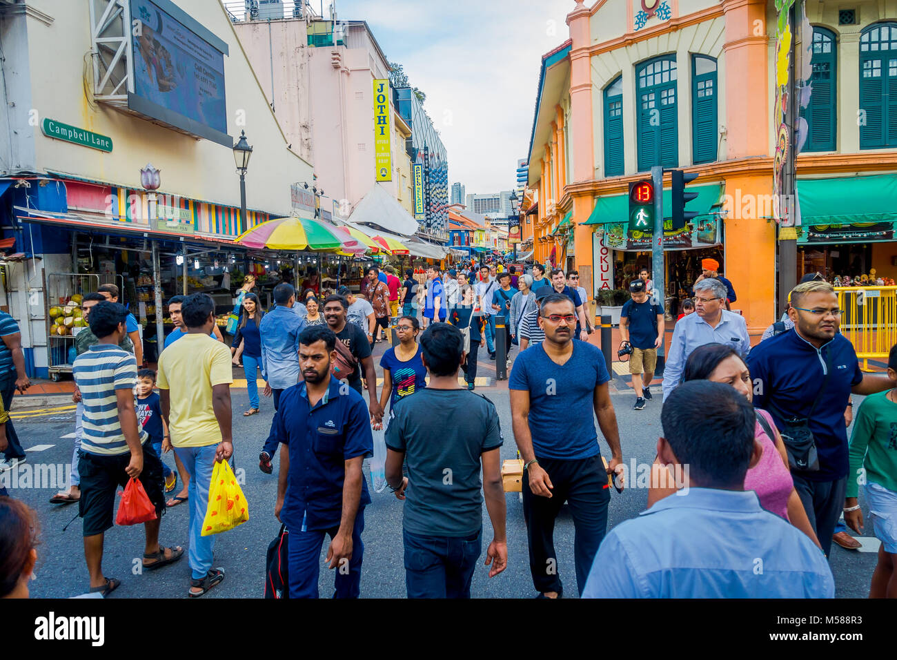 SINGAPORE, Singapore - 01 febbraio 2018: Little India del distretto di Singapore con alcune persone che camminano per le strade. È il quartiere di Singapore e comunemente noto come Tekka nella locale comunità Tamil Foto Stock