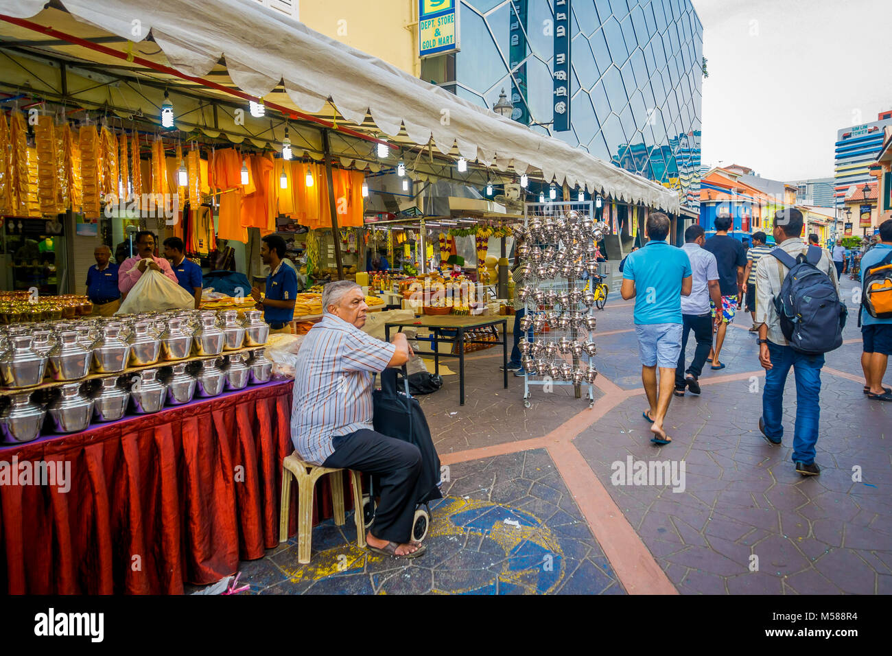 SINGAPORE, Singapore - 01 febbraio 2018: Little India del distretto di Singapore con alcune persone che camminano per le strade. È il quartiere di Singapore e comunemente noto come Tekka nella locale comunità Tamil Foto Stock