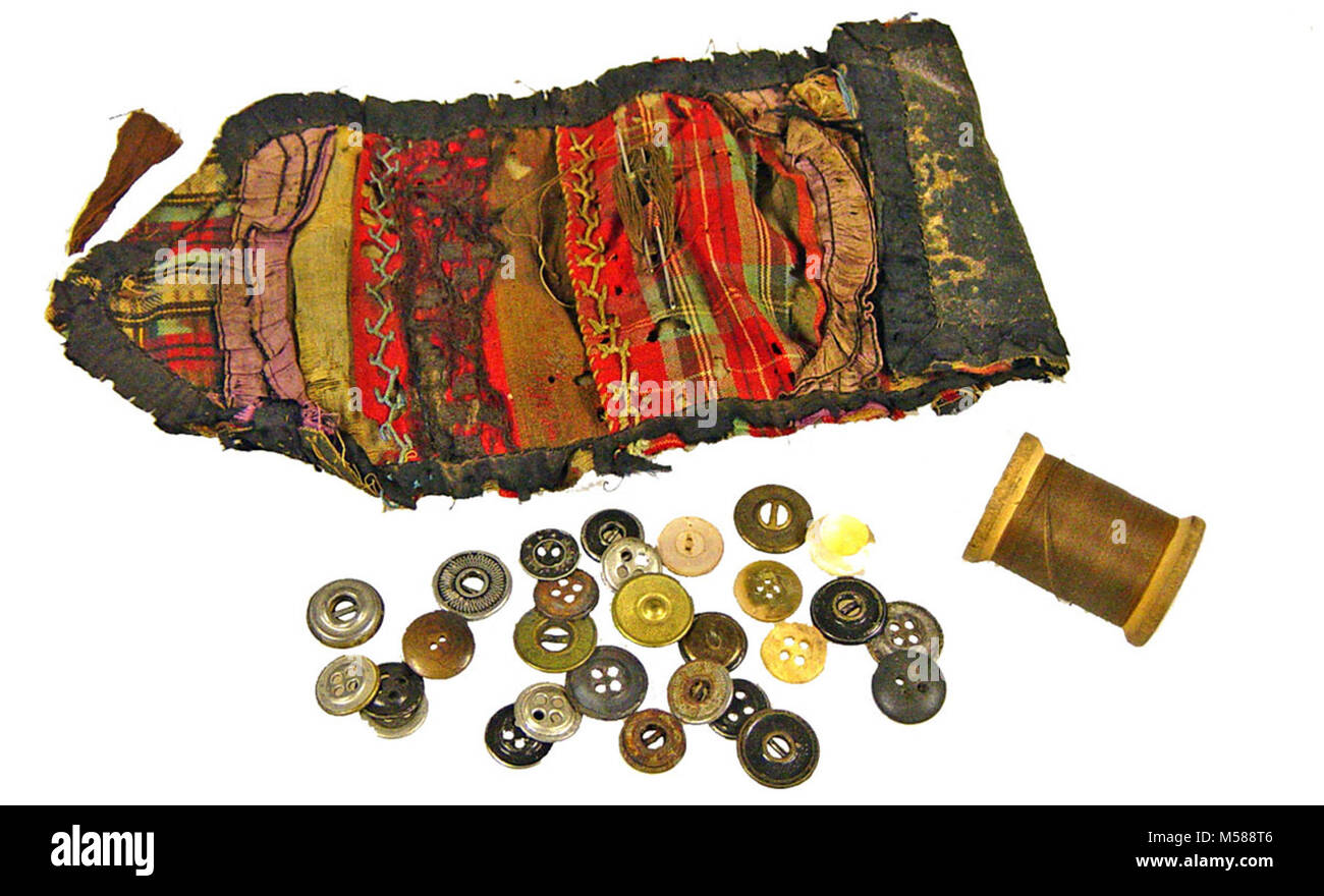 Parco Nazionale del Grand Canyon del minatore Kit di cucitura. Di forma rettangolare di stoffa kit di cucitura che si rastrema fino ad un punto a 1 estremità. Un lato del sacchetto è di tela che può essere coperta con una cera nera(?) che è pesantemente incrinato e sfaldamento. L'altro lato ha 6 campioni di differenti tessuti cuciti insieme. Vi è un cotone nero largo 1.0CM BORDER cuciti su entrambi i lati della borsa. C'è un sacco di accompagnamento dei pulsanti 42 di dimensioni variabili da 1.3-2.2cm. Vi sono di metallo, madreperla, coperto di stoffa, ceramica e pulsanti in gomma. Questa voce era parte di un 1893 minatore della cache, memorizzati in una grande piazza Foto Stock