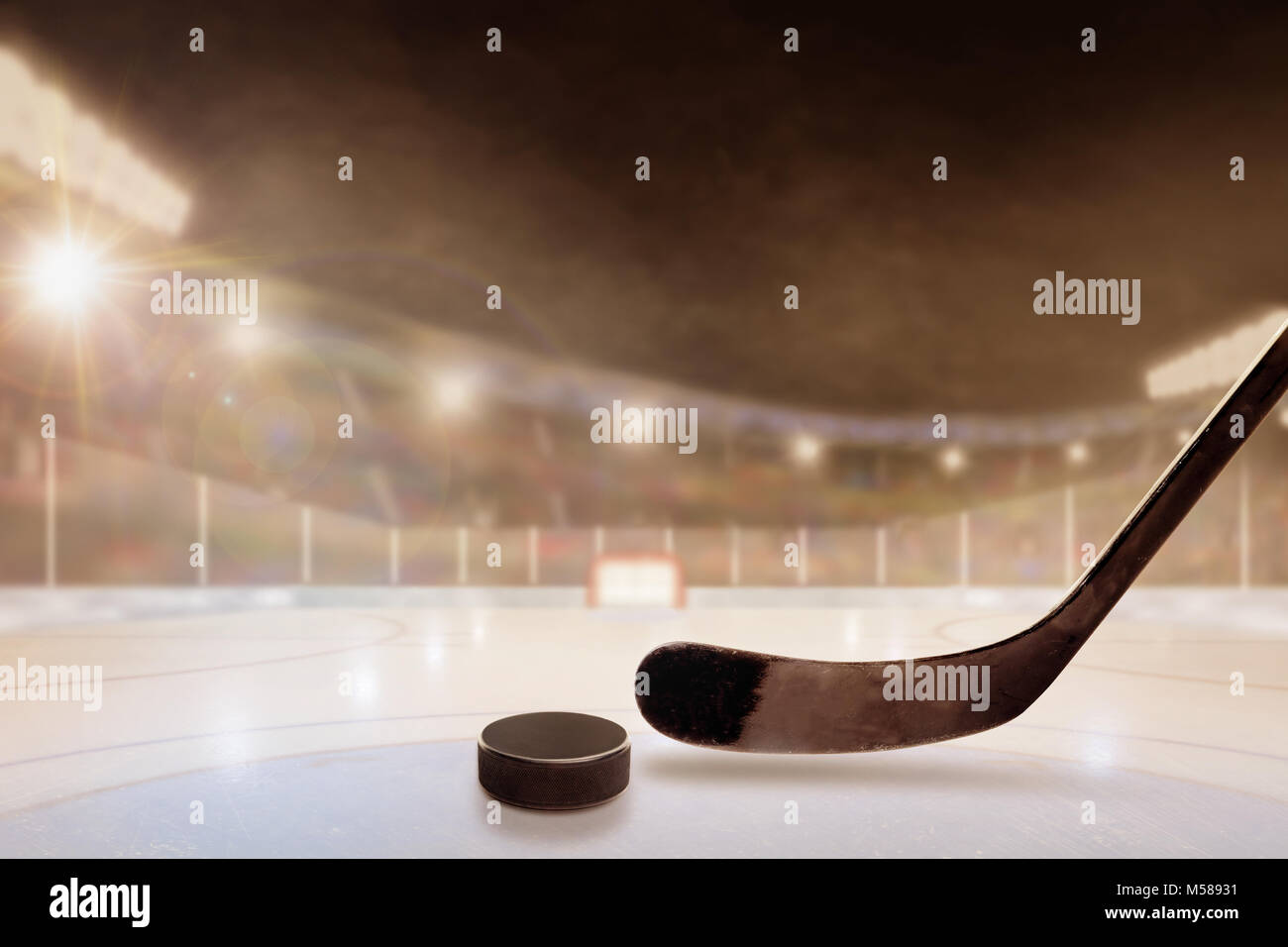 Hockey su ghiaccio la memory stick e puck in luminose outdoor stadium con focus sul primo piano e profondità di campo sullo sfondo. La deliberata lens flare e Foto Stock