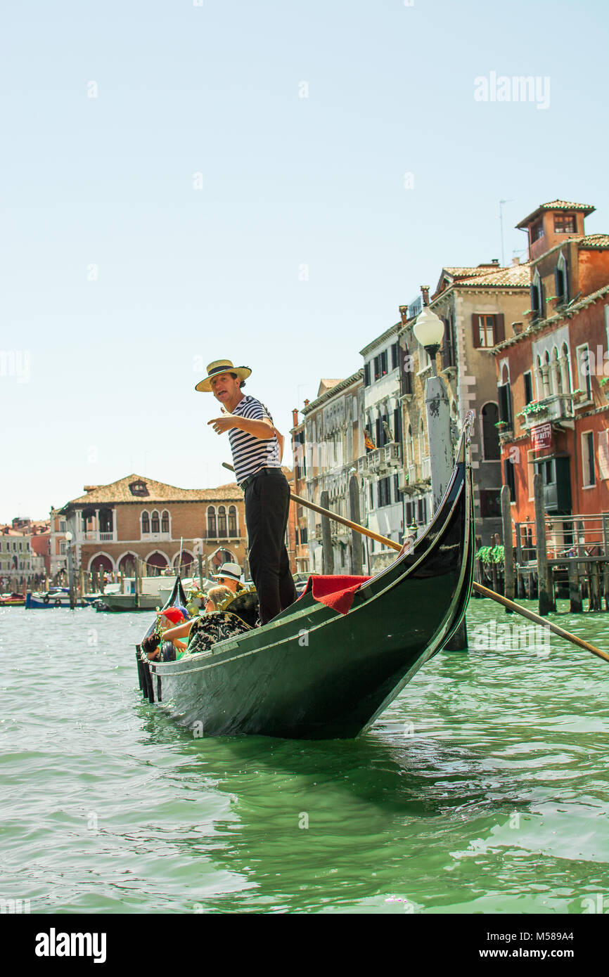 Un canto gondola sibilo del driver sul bellissimo Canal Grande a Venezia, Italia, Europa vicino al ponte di rialto Foto Stock