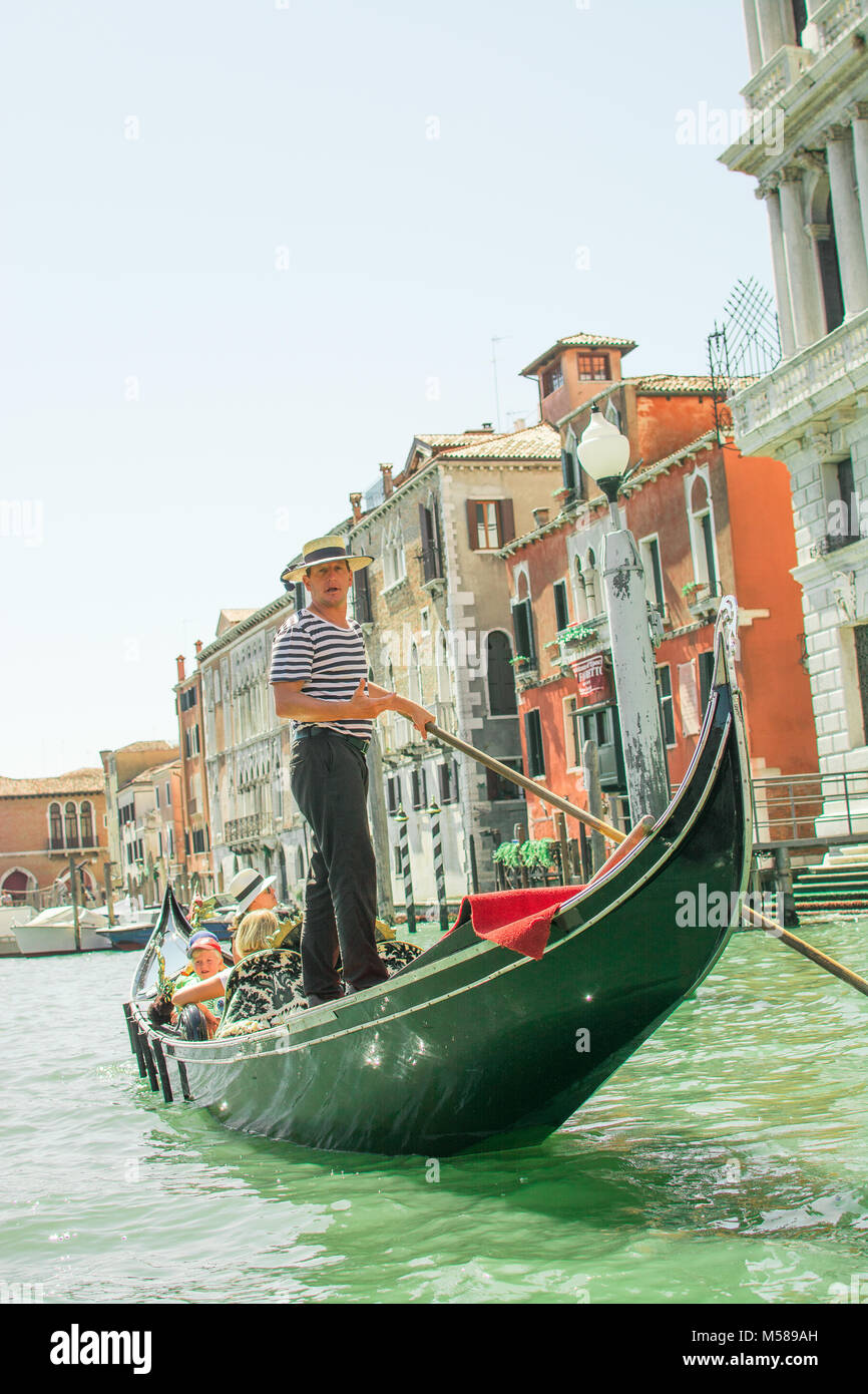 Un canto gondola sibilo del driver sul bellissimo Canal Grande a Venezia, Italia, Europa vicino al ponte di rialto Foto Stock