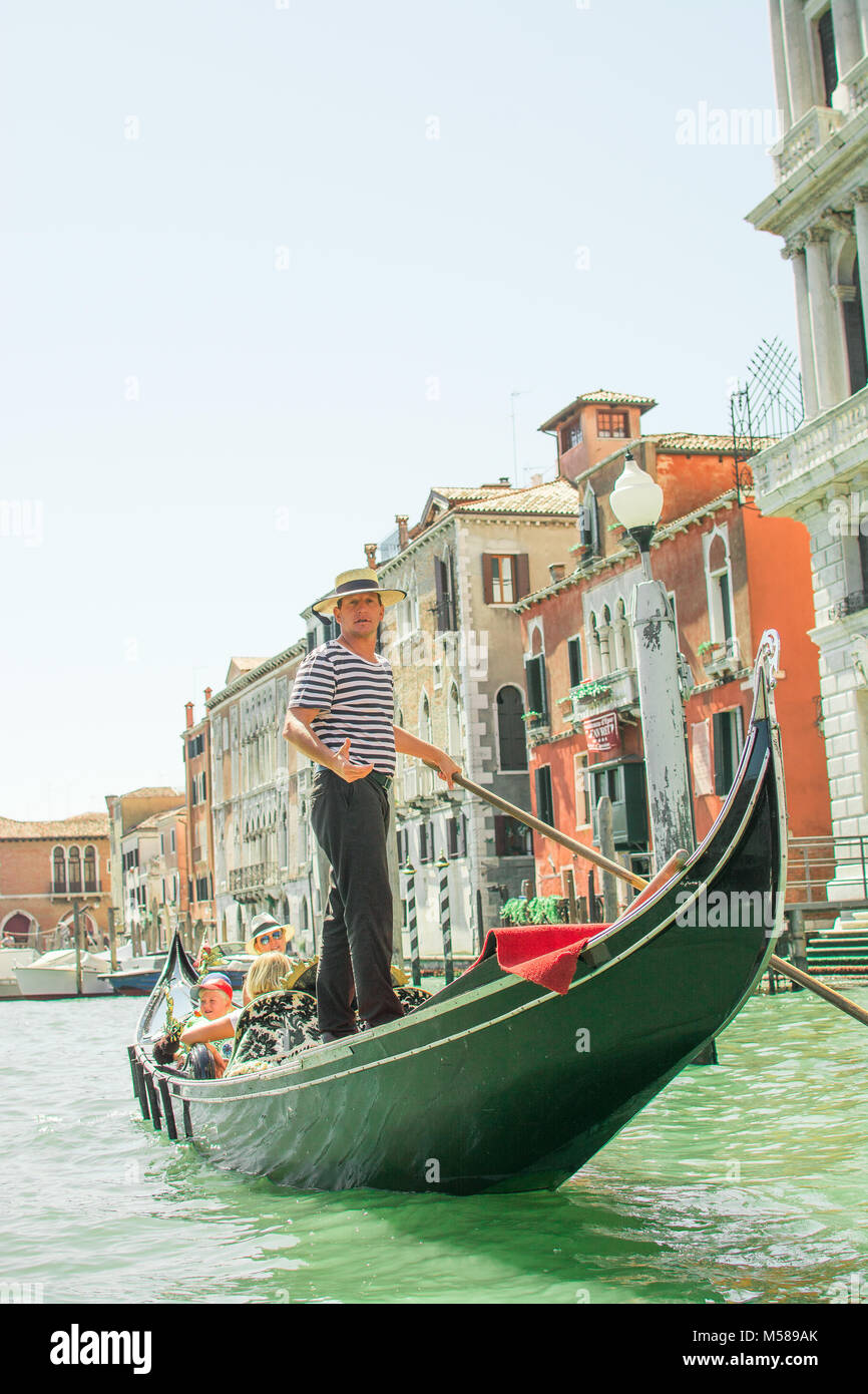 Un canto gondola sibilo del driver sul bellissimo Canal Grande a Venezia, Italia, Europa vicino al ponte di rialto Foto Stock