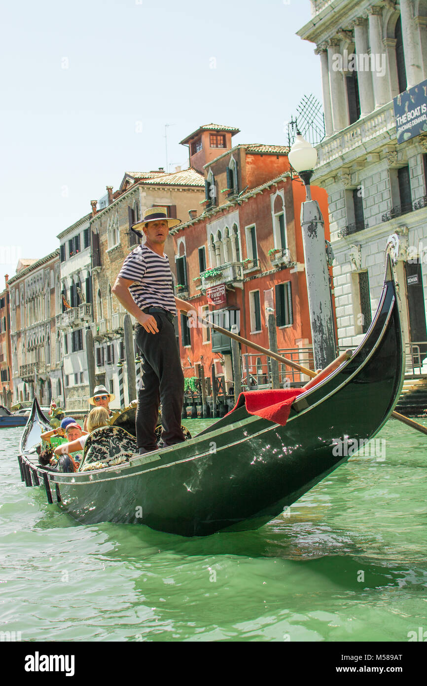 Un canto gondola sibilo del driver sul bellissimo Canal Grande a Venezia, Italia, Europa vicino al ponte di rialto Foto Stock