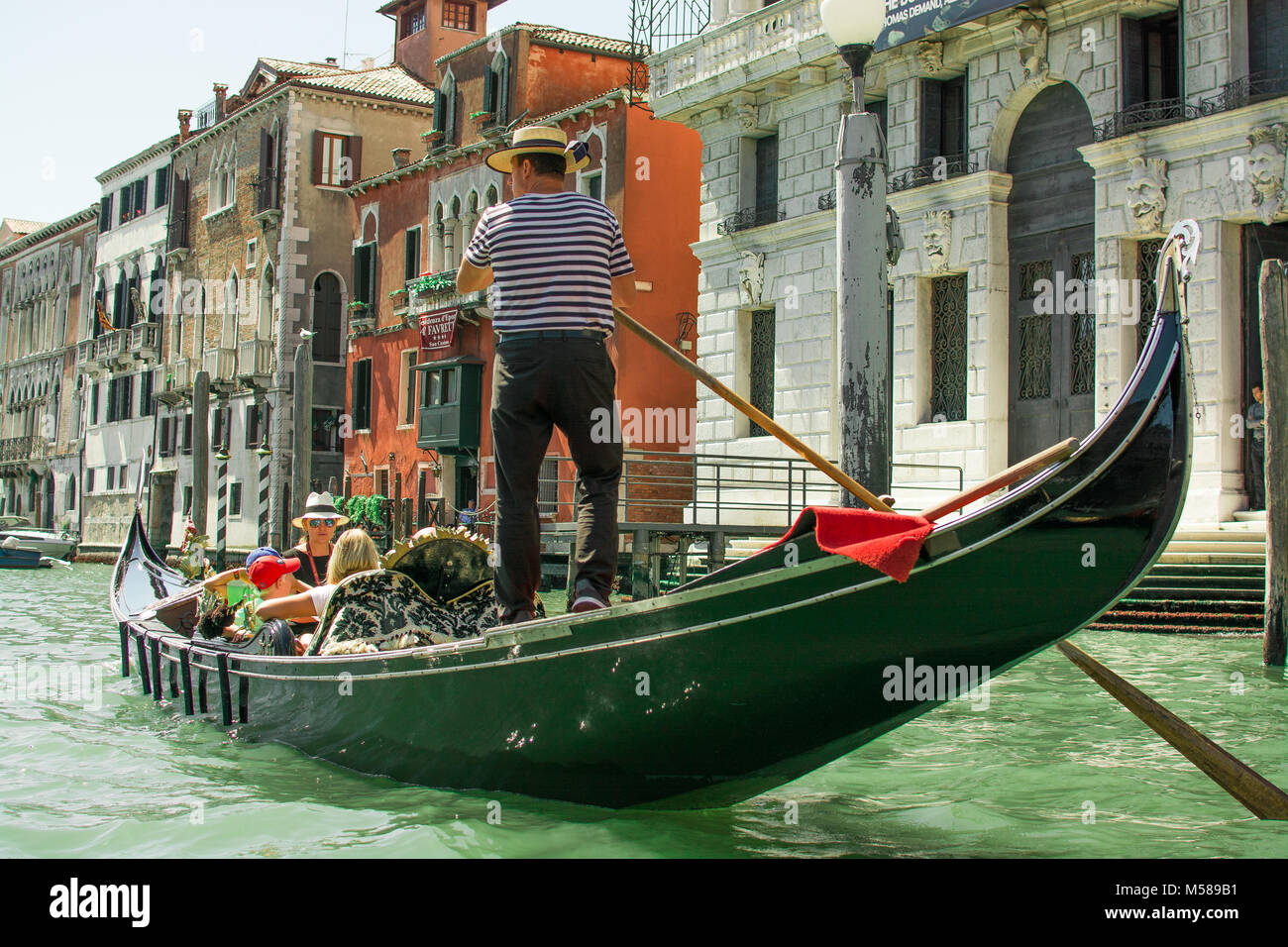 Un canto gondola sibilo del driver sul bellissimo Canal Grande a Venezia, Italia, Europa vicino al ponte di rialto Foto Stock