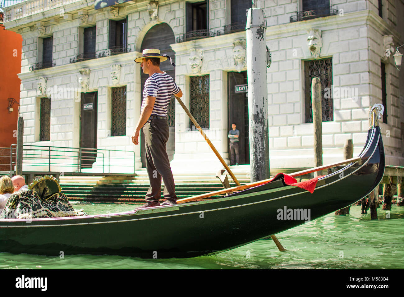 Un canto gondola sibilo del driver sul bellissimo Canal Grande a Venezia, Italia, Europa vicino al ponte di rialto Foto Stock