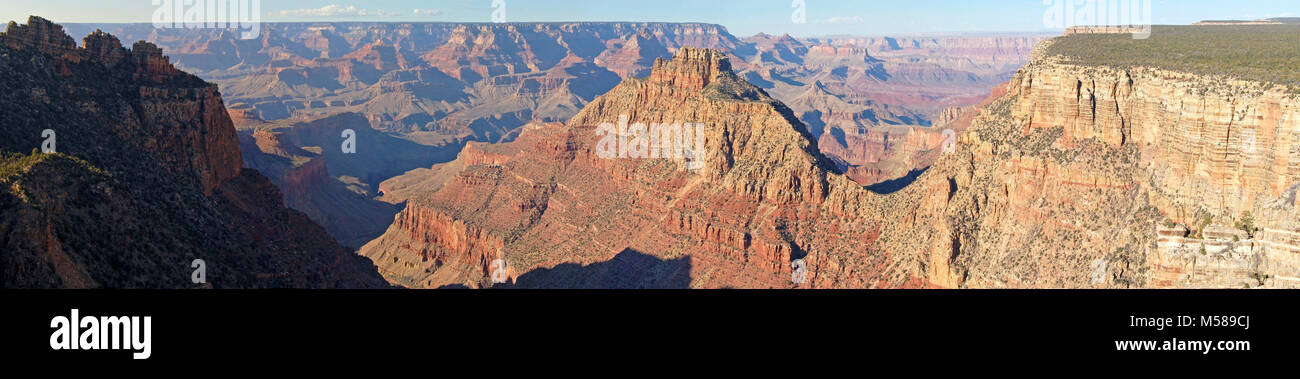 Grand Canyon Desert View Drive P. (9000 x 2000) affondamento nave (sinistra) e Coronado Butte (7,108 ft./ 2.166 m - centro) come visto dalla collina Buggeln sul Desert View Drive. Desert View Drive è un itinerario panoramico a est del Grand Canyon villaggio sul bordo sud che segue il cerchio per 25 miglia (40 km) fuori alla vista del deserto torre di avvistamento e Ingresso Est. Lungo la strada, sei sviluppato canyon di punti di vista, quattro aree per picnic e cinque pullouts non marcati sono accessibili con veicoli privati, in aggiunta a Tusayan rovina e Museo. Il Deserto Visualizza area di servizi include la torre di avvistamento e negozio di articoli da regalo, Foto Stock