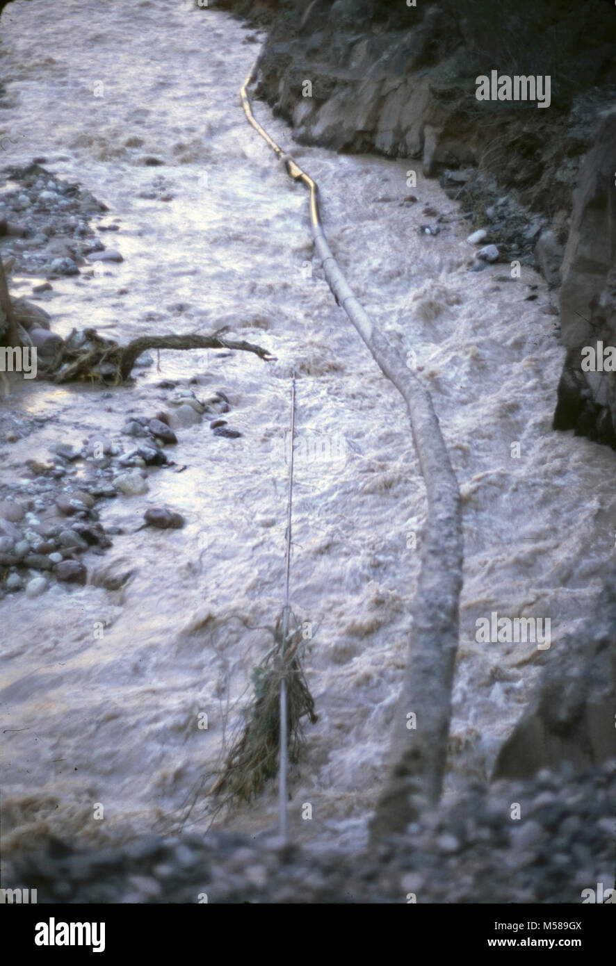 Grand Canyon alluvione di Bright Angel Canyon . 1966 danni alla Trans-canyon viene visualizzata la linea di galleggiamento in ritirando le acque di esondazione di Bright Angel Creek. Server dei criteri di rete Foto Stock