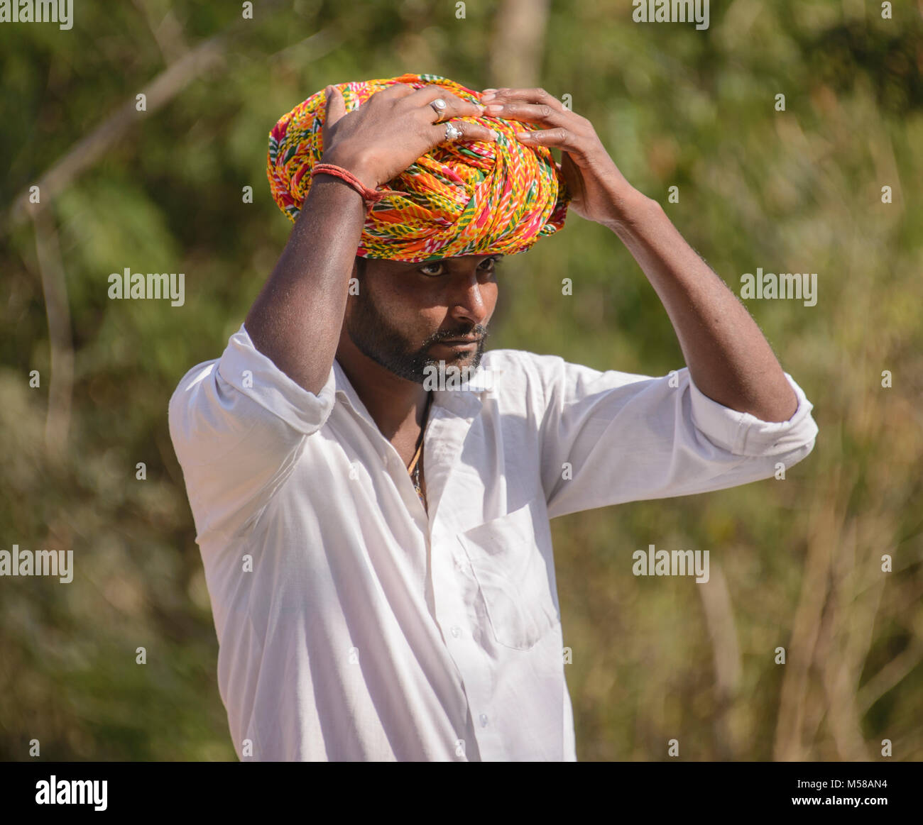 Rajasthani indossando variopinti turbante, Rajasthan, India Foto Stock