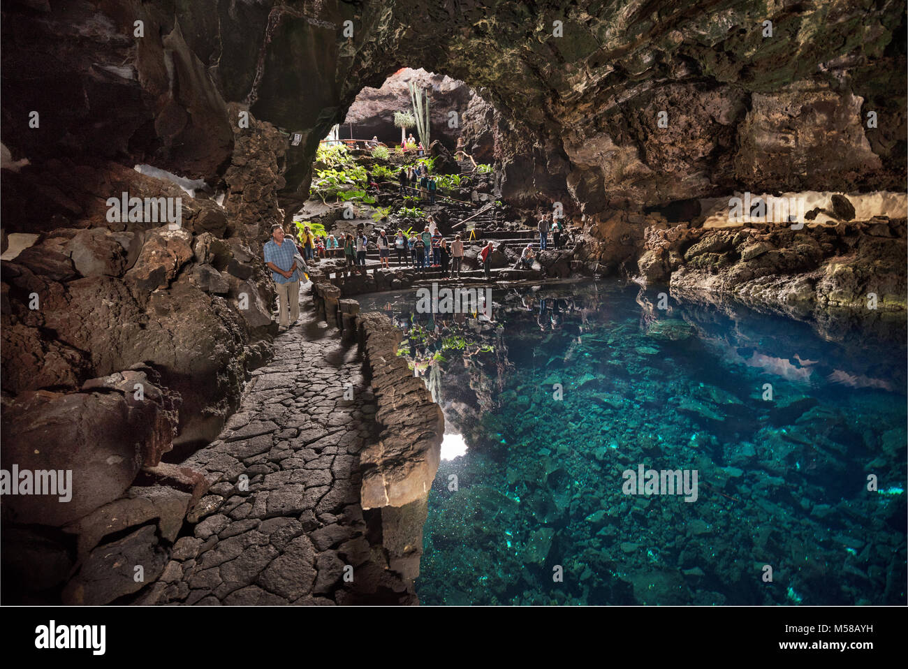 Lanzarote, Spagna - Febbraio, 11, 2018: turista di visitare la famosa grotta di Los Jameos del Agua a Lanzarote, Isole canarie, Spagna. Foto Stock